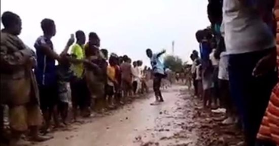 بالفيديو..أطفال سوادنيون يتزلجون على "الطين" فرحا بسقوط الأمطار
