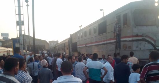 قارئ يشكو تأخر قطار "القاهرة – دمياط" ساعة بسبب عدم تركيب جرار