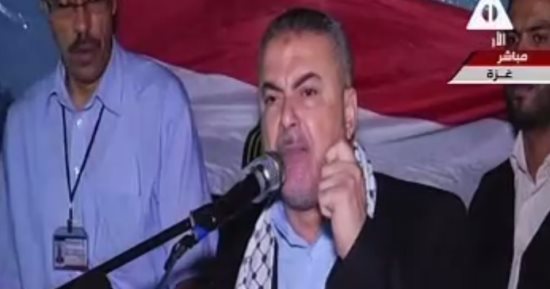 أهالى غزة يعزفون النشيد الوطنى لمصر ويقفون حدادا على أرواح الشهداء.. قيادى بحماس: متضامنون مع مصر ولن ننسى تضحيات جيشها.. وقيادى بفتح: جيش مصر يقف سدا منيعا ضد الإرهاب والفوضى بالمنطقة
