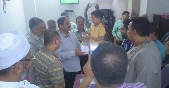 بالصور.. نائب قبطى يجرى قرعة علنية لتأشيرتى حج حصل عليهما من مجلس النواب