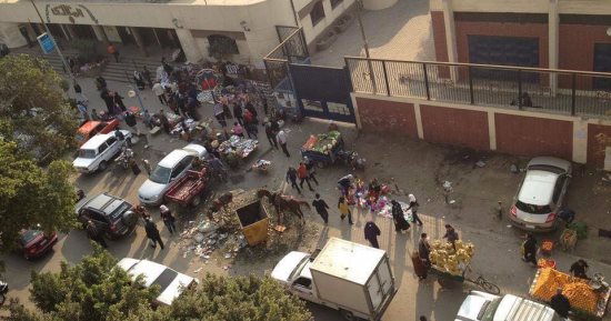 قارئ يشكو من الفوضى والعشوائية أمام محطة المترو فى المعادى
