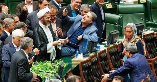 موجرينى تشعل حماس نواب إيرانيين لالتقاط السيلفى ونائب يعتذر