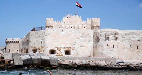 واشنطن تدك مطارات الدوحة وتضرب"أكبر الباكر" فى مقتل.. بذاءات رئيس "قطر إيرويز" تحرم الشركة من صفقة شراء أسهم الخطوط الأمريكية.. وكاتب بالإندبندنت: وصفه المضيفات الأمريكيات بالـ"جدات" قشة قصمت ظهر البعير