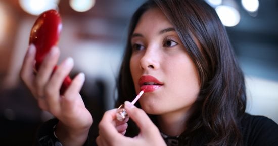 كيف يساعد المكياج النساء على تجاوز مشاكلهن النفسية؟ 