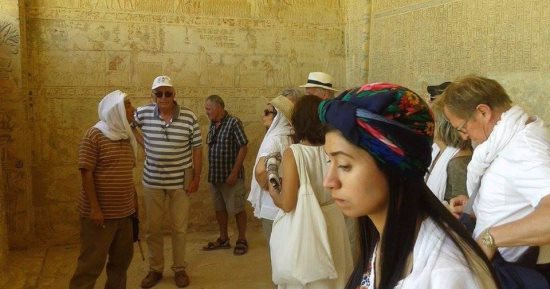 بالصور.. وفد سياحي يزور المعالم الأثرية بالمنيا
