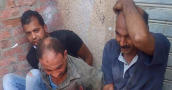 بالصور.. أهالى بعين شمس يلقنون 3 أشخاص "علقة ساخنة" لسرقتهم سيارة
