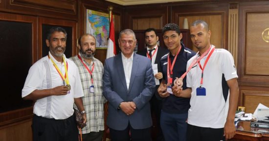 محافظ كفر الشيخ يمنح لاعب فريق الصم و البكم 5 آلاف جنيه لكل منهما لتفوقهما