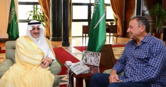 محمود الخطيب يعود من السعودية.. ورواد المطار يستقبلوه بحفاوة