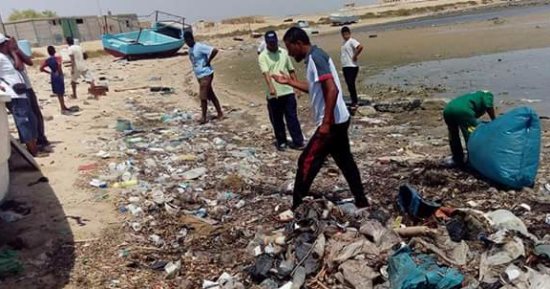 بالصور.. شباب مرسى علم ينظفون شاطئ حماطة من القمامة