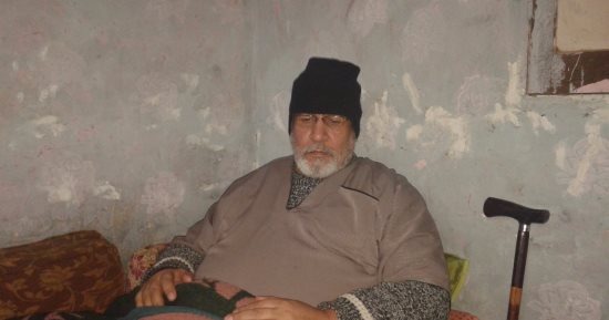 بالصور.. عم "سمير" يصارع المرض ويحتاج علاجا و"كرسى متحرك"