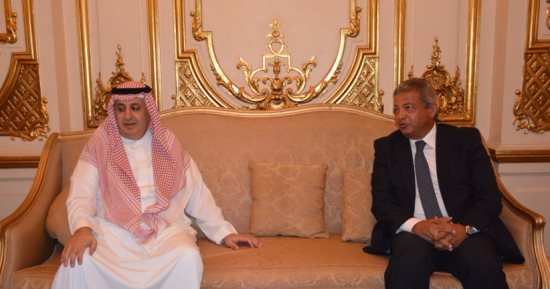 رئيس الاتحاد العربى يلتقى وزير الرياضة فى نهائى البطولة العربية 