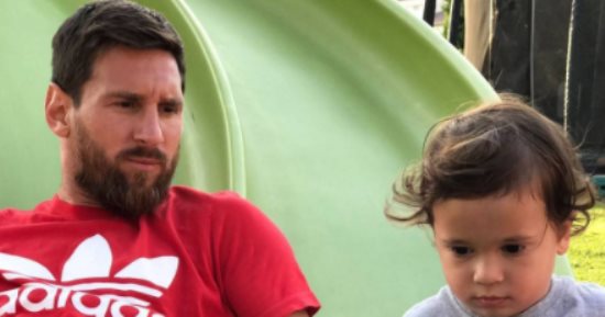 ميسى يسترخى مع نجله على إحدى زلاجات الأطفال