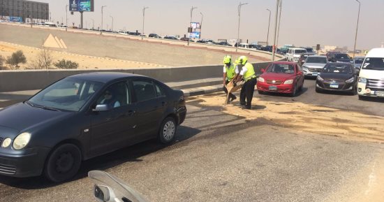 بالصور.. رجال المرور يزيلون بقعة زيت ناتجة عن حادث بالطريق الدائرى 