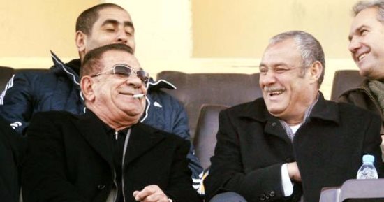 شاهد.. الجنرال محمود الجوهرى بصحبة الفنان فاروق الفيشاوى فى المدرجات