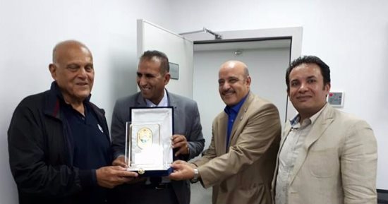 بالصور.. جامعة أسوان تهدى العالم مجدى يعقوب درع الجامعة