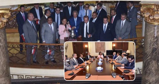 بورصة مصر تستقبل رئيسها الجديد بارتفاع جماعى.. وزيرة الاستثمار تفتتح جلسة تداول الاثنين وتدعو الجهاز المالى للعمل على تحقيق الشمول.. سحر نصر: نهتم بتوسيع قاعدة المتعاملين.. وفريد صالح: نستعد لزيادة طرح الشركات