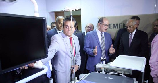 وصول وزيرا للتعليم العالى والإسكان لافتتاح المرحلة الثانية لمستشفى العبور
