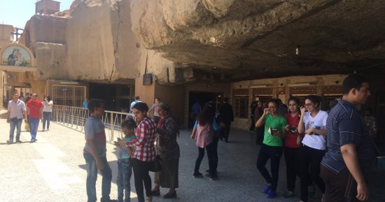 بالفيديو والصور .. توافد أقباط أسيوط على دير درنكة احتفالا بصيام العذراء