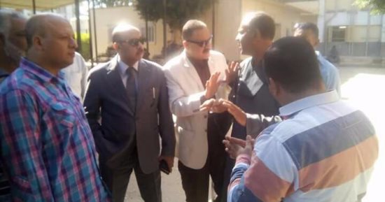 بالصور .. وكيل وزارة صحة أسيوط يكلف الأطباء فى المستشفيات بحسن معاملة المواطنين