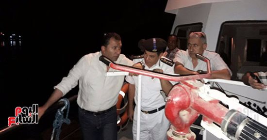 بالصور..وقف الملاحة النهرية بالأقصر لحين تفتيت 3 جزر انفصلت وسبحت مع التيار