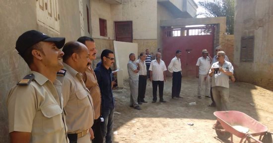 مركز بنى عبيد بالدقهلية يبنى جدارا لمنع الأهالى من الاستيلاء على شقق