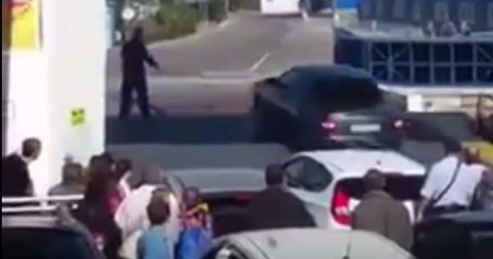 بالفيديو.. سائق متهور يقفز بسيارته فى البحر قبل رسو العبارة
