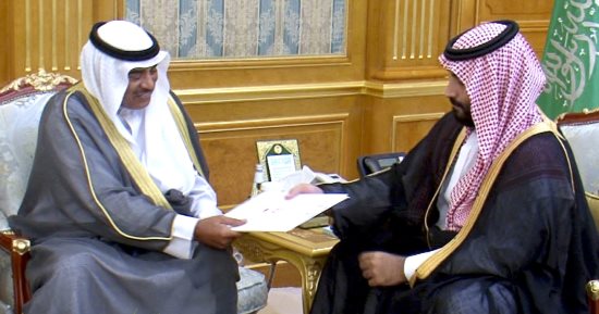 بالصور.. نائب الملك سلمان يتسلم رسالة خطية من أمير الكويت