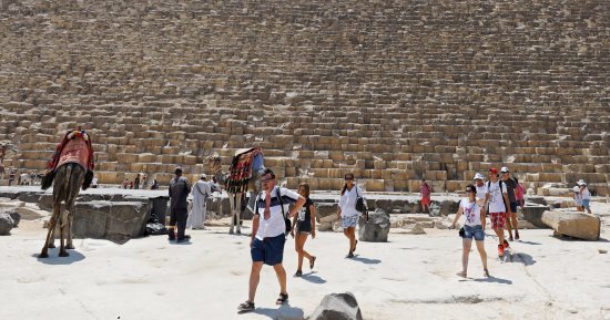 "رويترز" تنشر صور إقبال السياح على زيارة أهرامات الجيزة