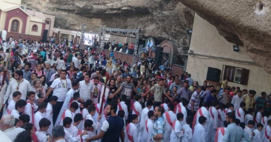 بالصور.. "الزفة" أهم مظاهر الاحتفال اليومى فى أسيوط بمولد العذراء