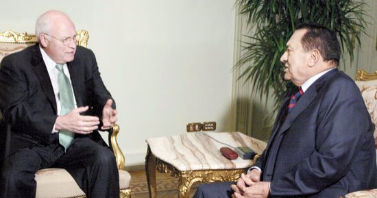 سعيد الشحات يكتب: ذات يوم.. 7 أغسطس 1990.. «تشينى» يجتمع بمبارك فى الإسكندرية ويحصل على موافقته بعبور حاملة الطائرات إيزنهاور من القناة 