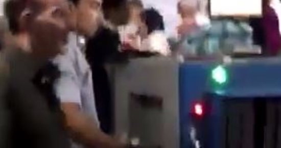 بالفيديو.. قارئ يرصد تخاذل عمال التفتيش بمترو "البحوث"
