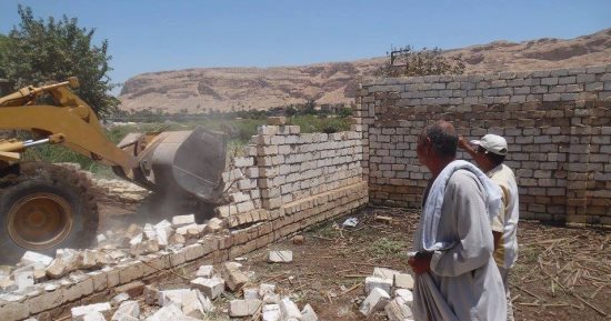 بالصور ..محافظ سوهاج : إزالة 25 حالة تعد على أملاك الدولة بمركز طهطا