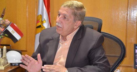محافظ الإسماعيلية يتفقد أعمال الصيانة لكشافات الإضاءة بالطريق الدائرى
