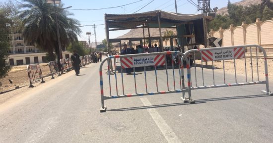 بالصور ..مدير أمن أسيوط يتفقد خدمات تأمين دير السيدة العذراء بجبل درنكه