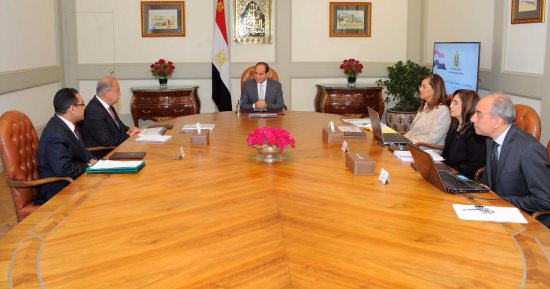 الرئيس يجتمع بوزيرة التخطيط ونائبيها ويوجه بتنفيذ خطة الحكومة للإصلاح الإدارى