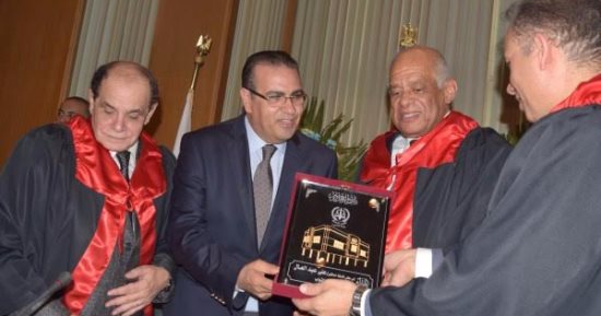 رئيس جامعة المنصورة يكرم الدكتور على عبد العال بدرع خاص 