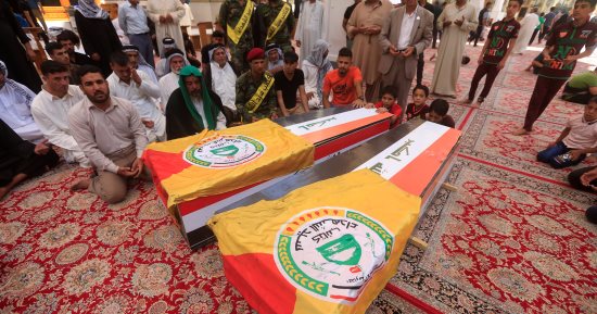 بالصور.. عراقيون يشيعون جثامين قتلى الحشد الشعبى