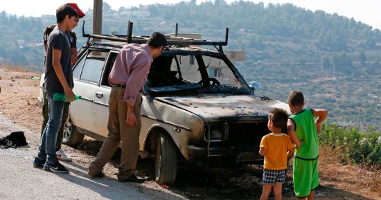 مستوطنون يعتدون على شابين فلسطينيين ويعطبون مركبات جنوب نابلس