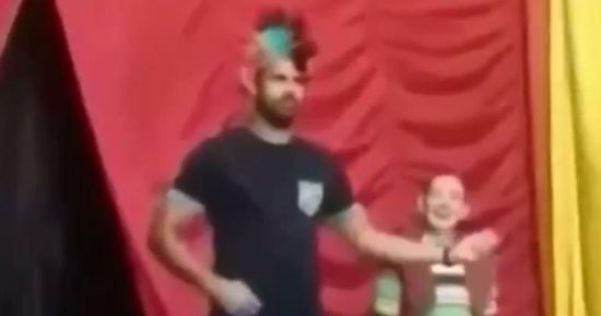 بالفيديو والصور.. كوستا يتحول إلى مهرج بعد طرده من تشيلسى