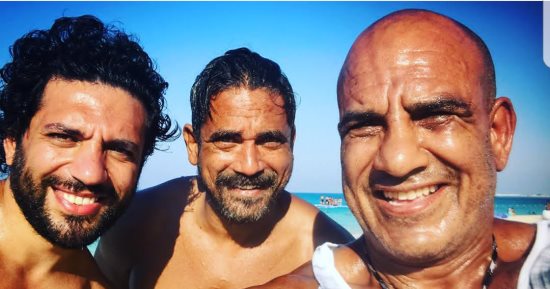 أمير كرارة ينشر صورته مع حسن الرداد ومحمد لطفى على البحر
