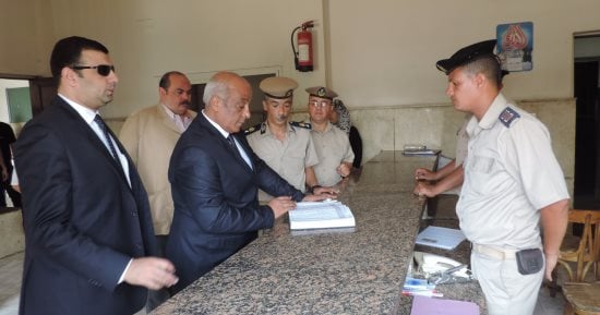 بالصور.. مدير أمن البحيرة يفاجئ مركزي إدكو ورشيد بجولة مفاجئة لتفقد الخدمات