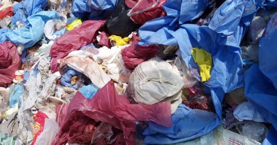 بالصور.. العثور على مخلفات طبية أمام مدرسة المحلة الثانوية بالمحلة