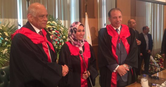 بالصور..رئيس مجلس النواب يمنح باحثة بجامعة المنصورة الدكتوراه بتقدير جيد جدا