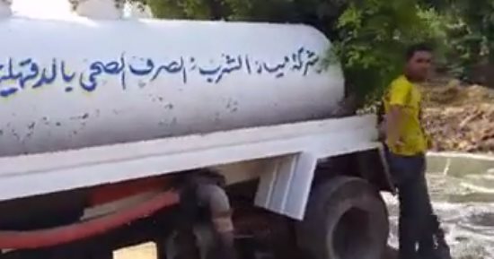 بالفيديو.. سيارة صرف تلقى مخلفاتها بترعة بلدة ميت أبو خالد بالدقهلية