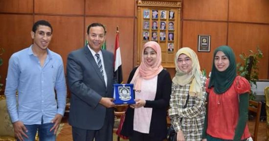 رئيس جامعة المنوفية يتسلم درع جامعة نزوى بعمان