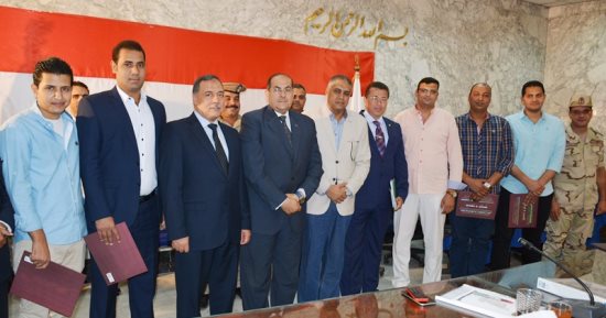 بالصور.. محافظ سوهاج ومدير الأمن يكرمان عددا من ضباط البحث الجنائى تقديرا لمجهوداتهم