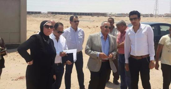 رئيس التنمية الصناعية يتفقد إنشاء 5 مناطق للصناعات الصغيرة بالبحر الأحمر