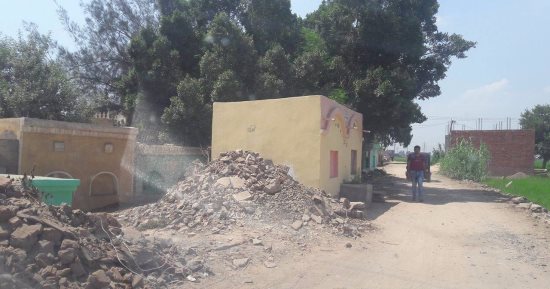 قارئ يشكو التعدى على طريق المقابر بكفر الزيات فى الغربية بأبنية مخالفة