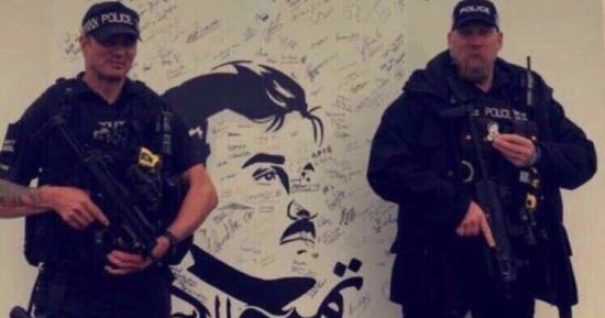 الدعم بالإكراه.. عساكر تركيا يجبرون القطريين على التوقيع فوق جداريات تميم