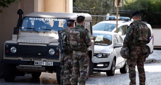 بالصور.. مسئول فرنسى: حادث الدهس وقع أمام ثكنة عسكرية وسط ضاحية لوفالوا 